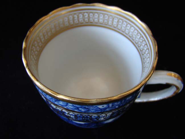 A fabulous pair of Chinese Export Porcelain "Imperial Nanking" coffee cups circa 1785 — image 2